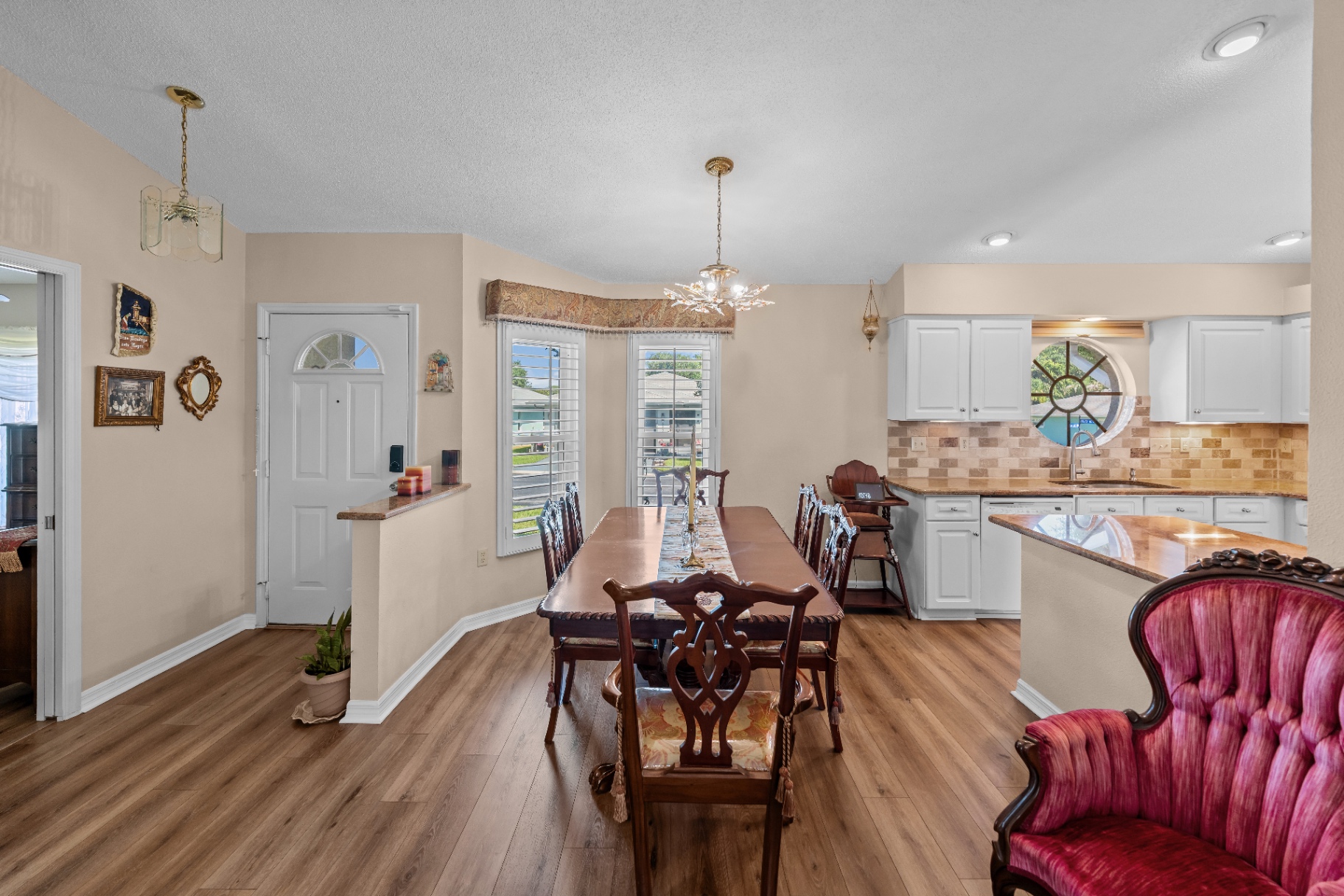 Entry foyer with dining area and kitchen beyond